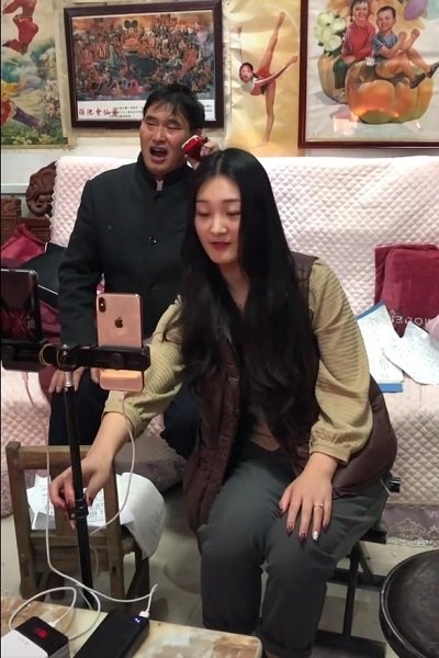 大衣哥儿媳自曝未领证，在男方未到年龄就结婚，是为了尽早做网红吗？