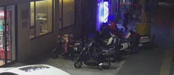 男子逗娃顺走孩子9500元金手镯 这是咋情况?