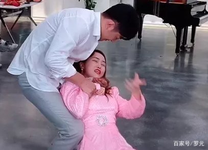 辛巴直播时拉着老婆连踢5脚，女方无奈微笑，对此你怎么看？