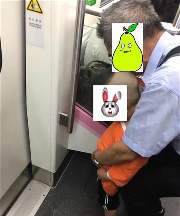 男童地铁小便：孩子行为关键看家长教育