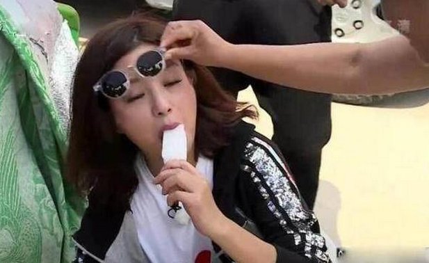 赵薇被强摘眼镜怎么回事？居然没生气？