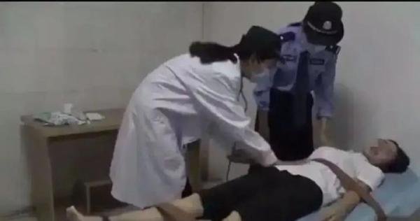 劳荣枝被枪毙还是注射？若没法子英，她是拿着小一万退休金的老师