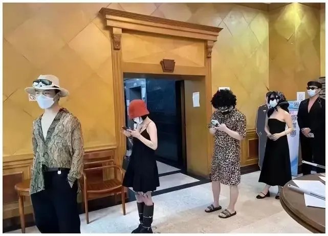 上海核酸“时装秀”现场氛围图释出,这些年轻人为何穿着如此奇特的服饰?