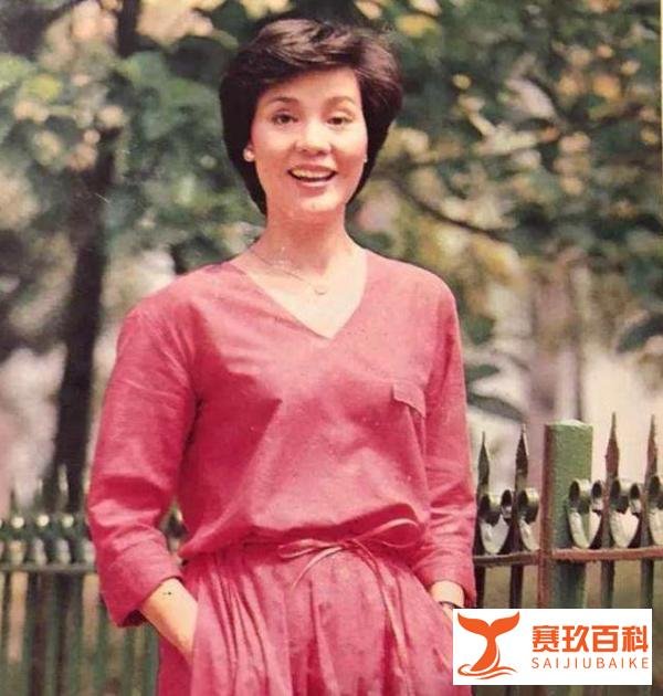 “影后”归亚蕾,与初恋老公携手56年,2个女儿嫁外国人很幸福