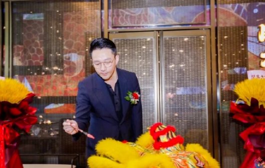 汪小菲直播大哭,透露餐厅无法正常营业:或将宣告破产,你怎么看?