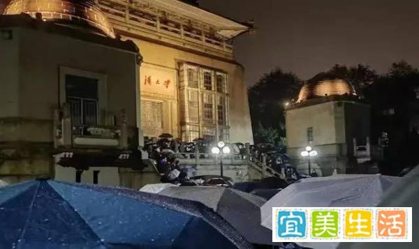武汉大学拒绝提前放假，恢复线下教学，返乡等于挂科