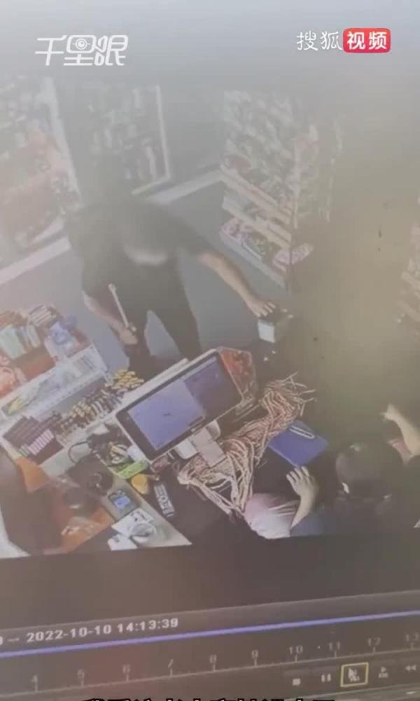 女子给乞讨老人5角钱被嫌少扔回，关于月入上万的乞讨者，五毛确实是少