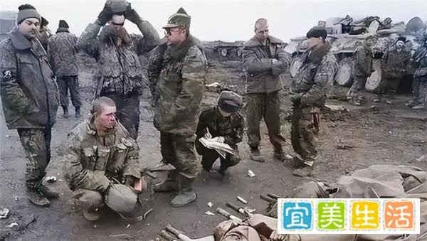 乌军全线后退，一批士兵来不及撤离被包围，已向俄军投降