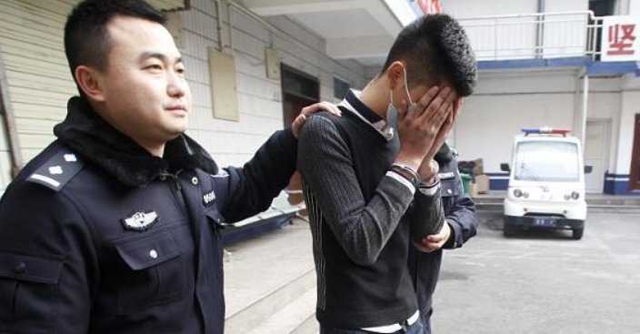 重庆一小偷被抓时在看《刑法学讲义》还划了重点,你如何看待他的举动?