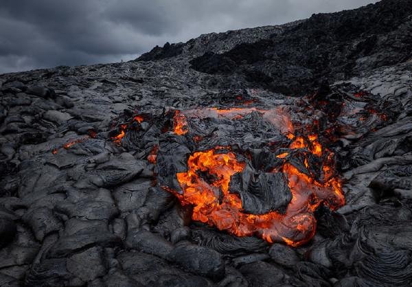 俄罗斯冒险者在喷发的火山烤香肠，你如何评价这种冒险行为？