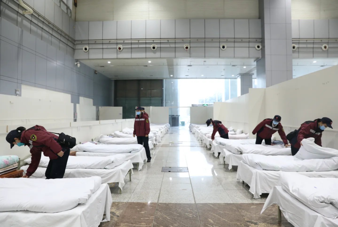 上海遭遇大风暴雨，有方舱严重漏雨，当地有关部门采取了哪些急救措施？