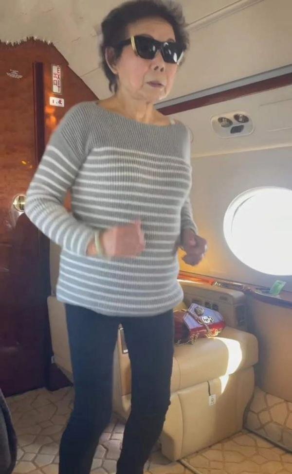谷爱凌晒和奶奶在飞机上的互动!被网暴至删除视频
