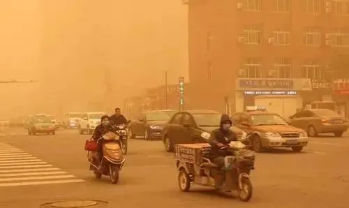实拍青海扬沙天气：汽车穿“沙墙”，这种天气下出行有何隐患？