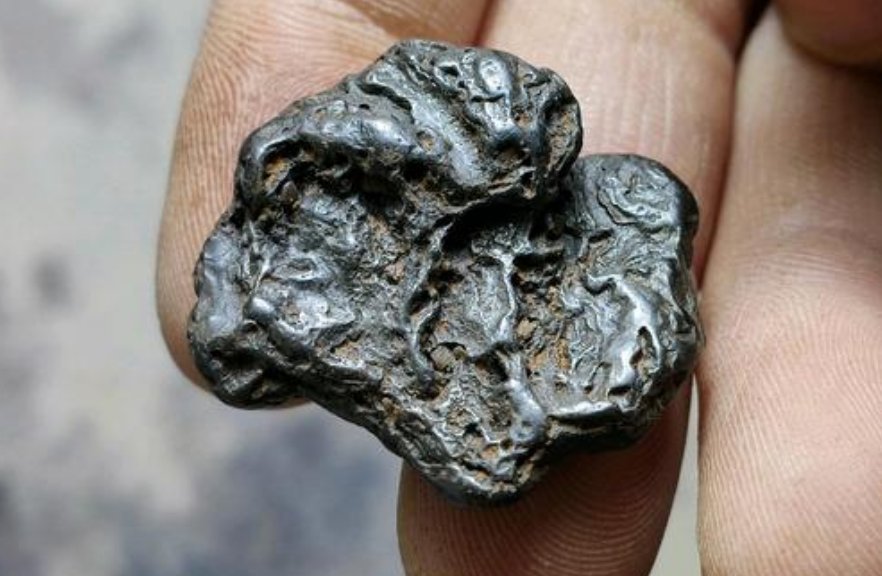 天降陨石砸破房顶屋主成千万富翁,这陨石有无放射性元素?