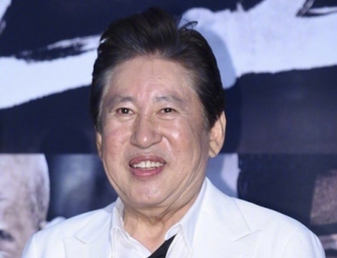 韩国艺人河正宇父亲金勇健要求小39岁女友打胎被诉,原告的诉求是什么?