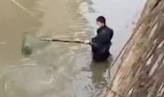 湖北宜昌一河道里漂现金引路人打捞,这些钱到底是从何而来的?