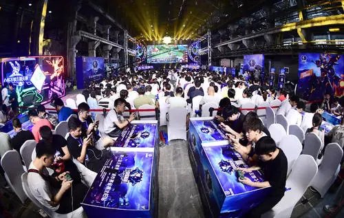 杨凌职业技术学院学生升电竞战队队旗,你觉得学生们这么做对吗?