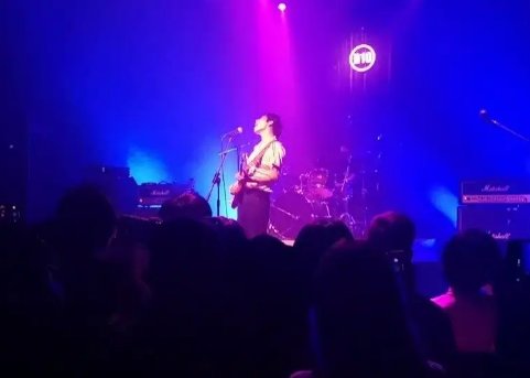 手指演出《让我给你买包烟》时，被台下观众扔烟砸脸，观众为何这么做？