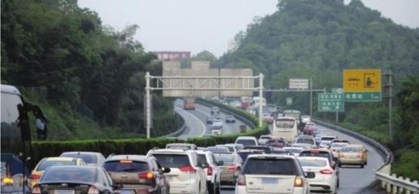 律师分析：因事故无法下高速被收全程过路费，合法吗？