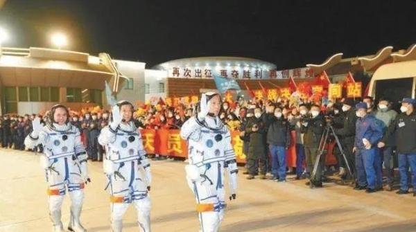 “圆梦乘组”飞向中国太空家园,神舟十五号载人飞船发射圆满成功