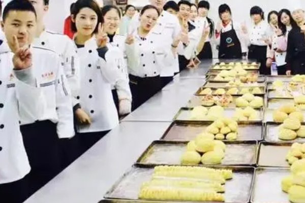 学蛋糕烘焙哪个学校好