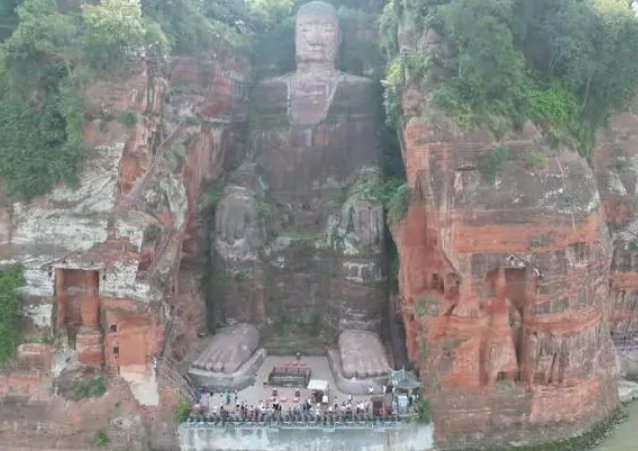 网友晒乐山大佛同日对比照，时隔两年为何水位会相差10米之多？