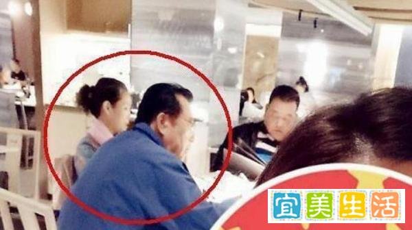 梦鸽与李双江聚餐，因太思念儿子，54岁皱纹明显老成了老太婆
