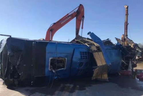 石家庄一大巴车坠河，已救出38人，谁是这起事故的主要责任人？