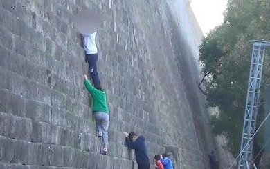 南京牢门东景区，游客为讨彩头不顾劝阻爬城墙，是否体现了愚昧无知？