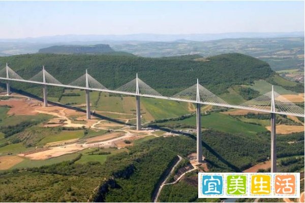 世界最美大桥：花31亿打造力学美学融合奇迹，每年吸引百万游客