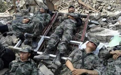 百姓冒雨送抗洪战士熟鸡蛋,如果是你会怎么感谢解放军?