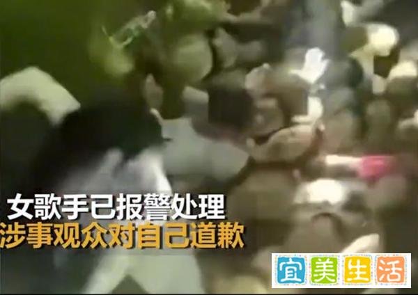 网传一女歌手山西演出时现场互动 遭数名男观众扯腿拽下舞台 疑似摔伤