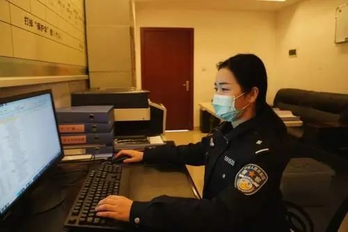 贵州一95后女警狂爬23楼疏散火警住户,你愿意为女警的这一行为点赞吗?