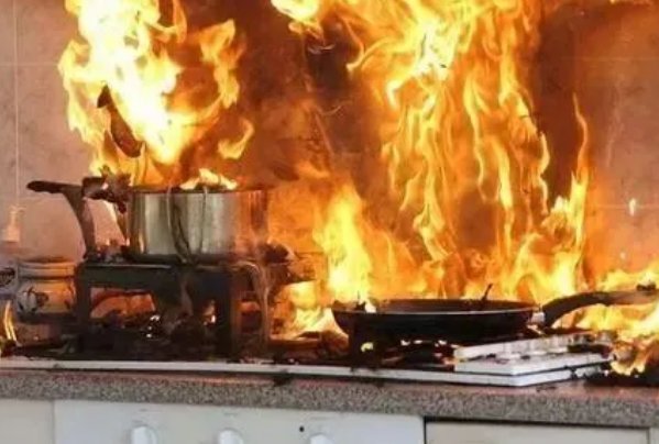 吉林长春一大学食堂着火一男生淡定捧碗吃饭,男生为何能这么淡定?