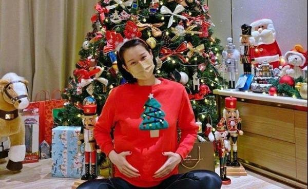 胡杏儿官宣三胎产子！并曝光儿子照片和名字，俩哥哥抚摸弟弟脸颊