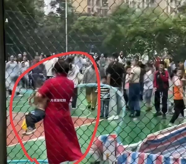 闹大了!因为孙子摔倒,大妈怒而大闹现场,无差别喷水,掀翻水池
