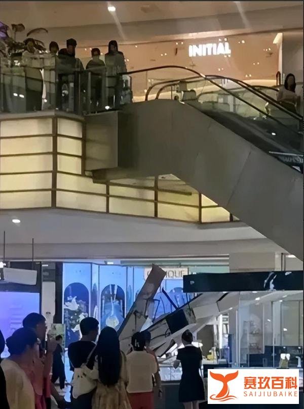 突发！男子在合肥一购物中心坠楼身亡，评论区炸锅！