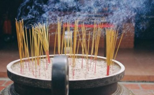 金山寺一僧人不准游客烧外香引热议,官方对此有何回应?