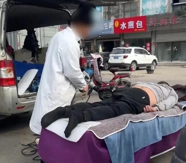 男子街头身穿白大褂用电锤给人治病,装修的改行行医了?