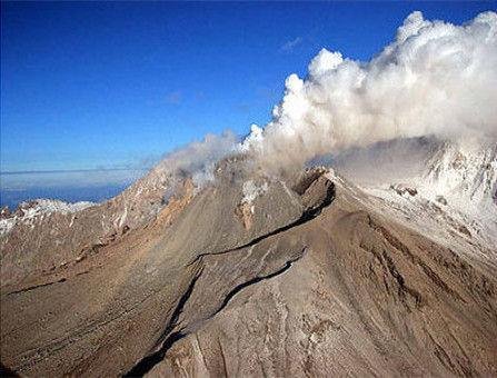 俄罗斯冒险者在喷发的火山烤香肠,你如何评价这种冒险行为?