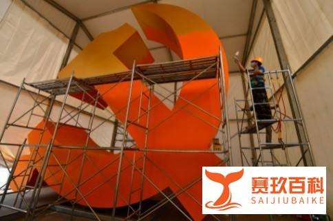 广场上的党徽年号是怎么制作的