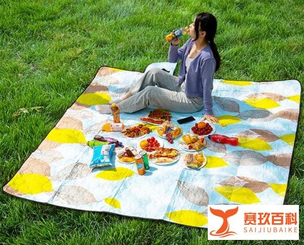 上海一家庭在阳台划船露营野餐上热搜，难道他家阳台上有一条河？