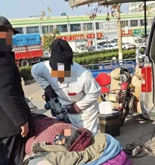 男子街头身穿白大褂用电锤给人治病,装修的改行行医了?