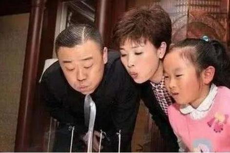 42岁美女胡洁身价高达上亿，却为何要嫁给二婚的周立波？