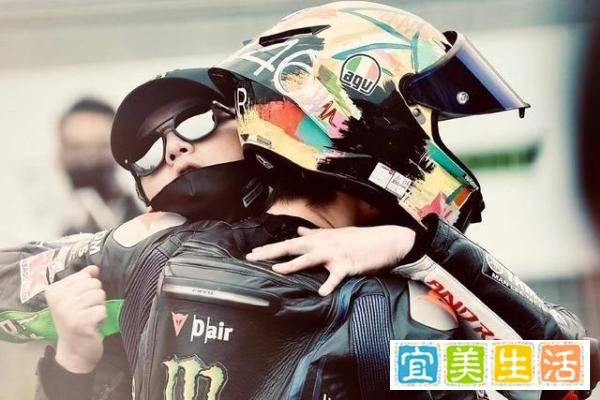 王一博摔车事件后续：胡通明已当面慰问王一博，相信仲裁结果公平公正