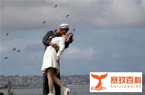历史上著名的“接吻”照:因姿势优雅传遍世界,后来二人终身未见
