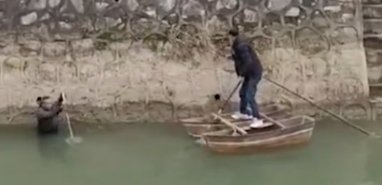 湖北宜昌一河道里漂现金引路人打捞,这些钱到底是从何而来的?
