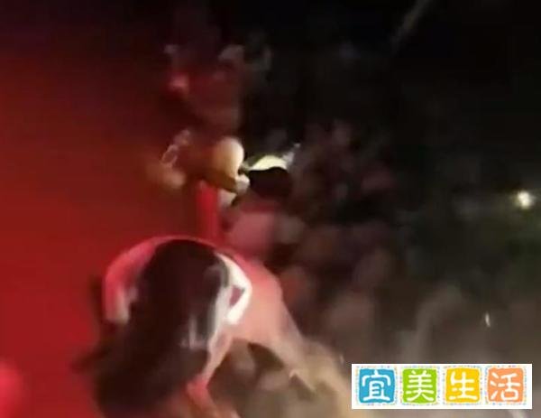 网传一女歌手山西演出时现场互动 遭数名男观众扯腿拽下舞台 疑似摔伤