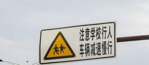 特斯拉司机追尾身亡:系退休民警 这是咋情况？