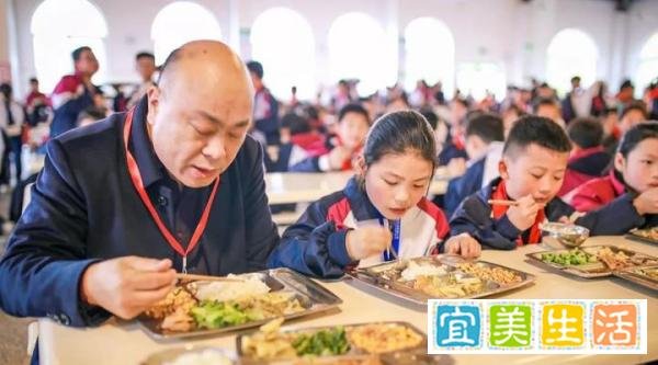 河南30名学生呕吐校长痛哭,北京的商贸供应营养午餐!谁在运作?